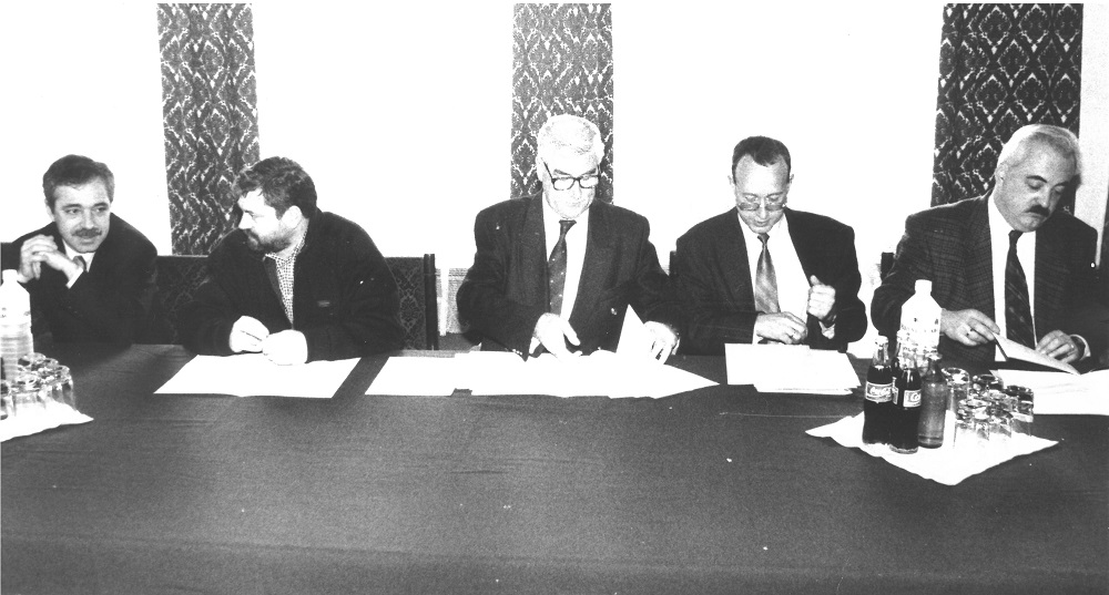 Firma oficial del protocolo para la creación de la Asociación de Organizaciones de Empleadores Búlgaros (AOBE), Sofía, diciembre de 1995, por los 4 constituyentes.
